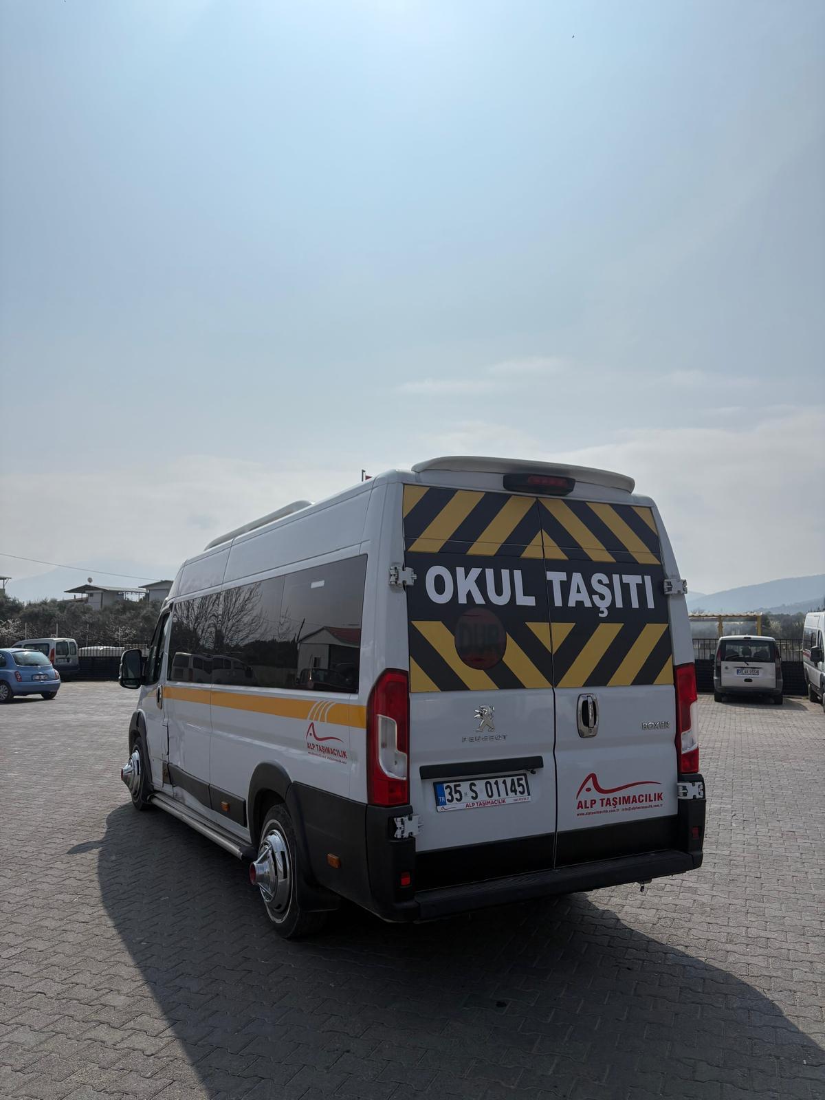 Okul taşıtı ibareli ALP Taşımacılık öğrenci servis aracı
