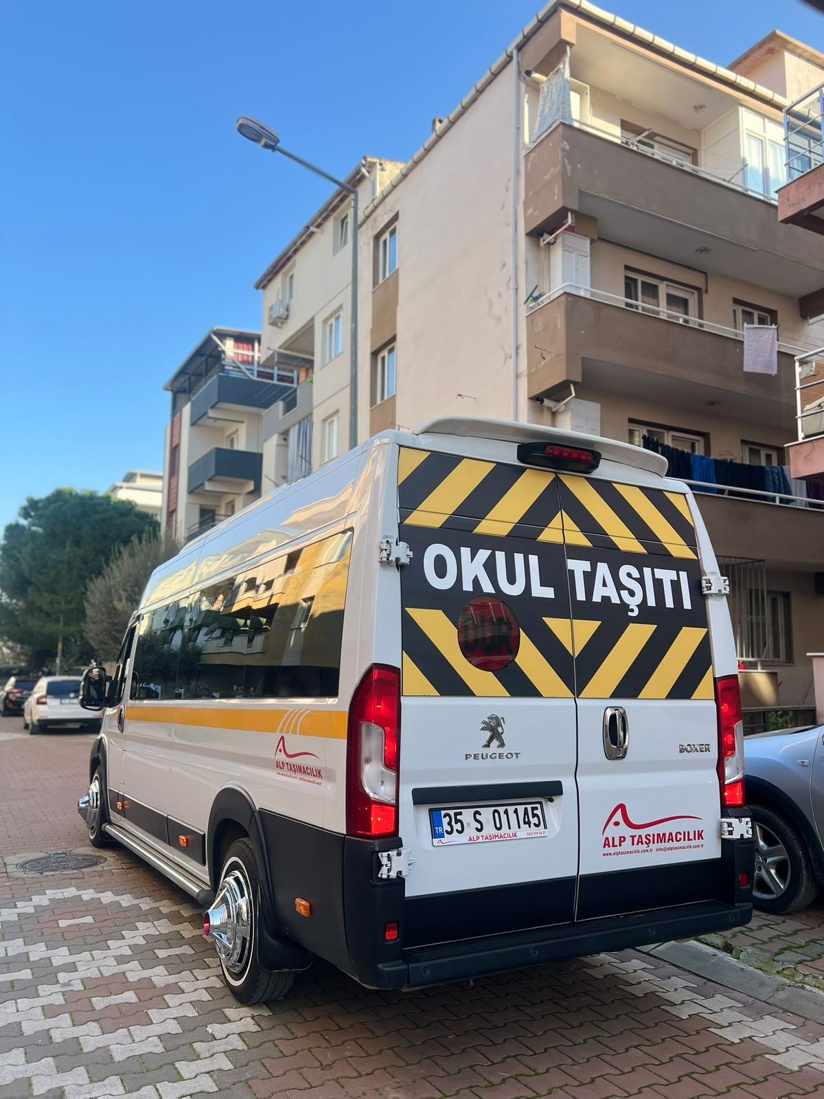Okul taşıtı arka görünüm